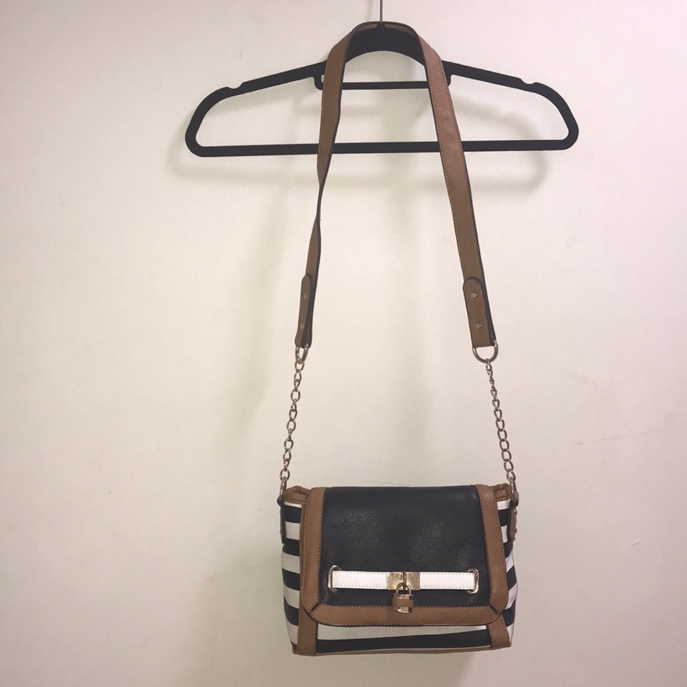 Striped crossbody bag! Black and white